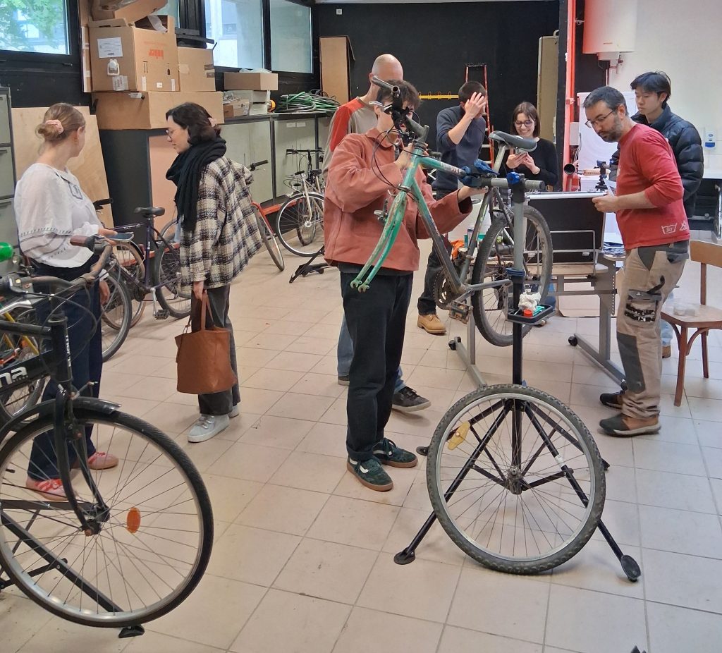 Un atelier pour apprendre à réparer et à entretenir son vélo